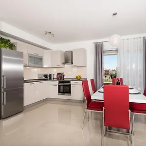 Apartment Bingo, Trogir